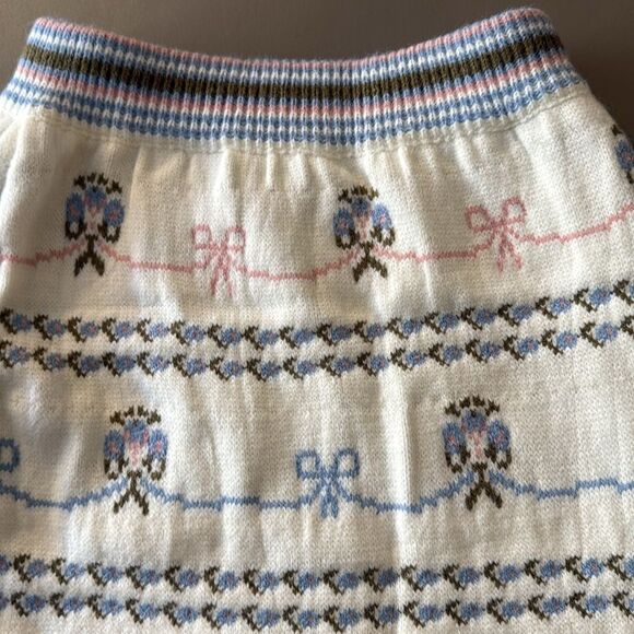 For Love Bell Knitted Skirt with Bow & Floral Design. Junior Size Small. - Picture 2 of 8